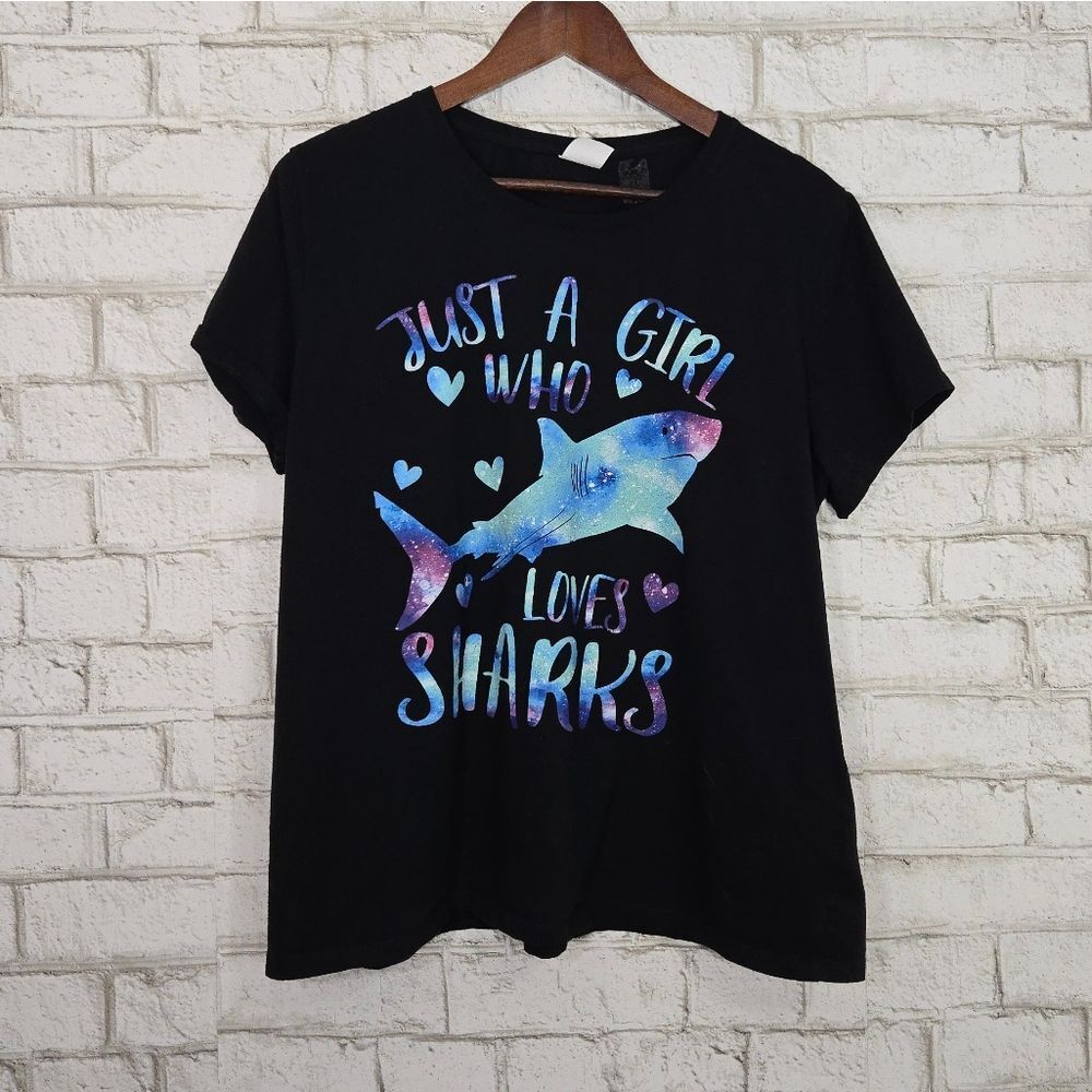 "Just a girl who love sharks" graphic tee